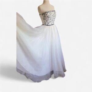 Brand new vintage DE Laru white dress size 11